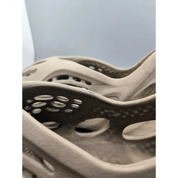 Adidas Yeezy Foam RNNR Sand Men's Size 10 GW3354 Slip-On Casual Shoes - Picture 4 of 9